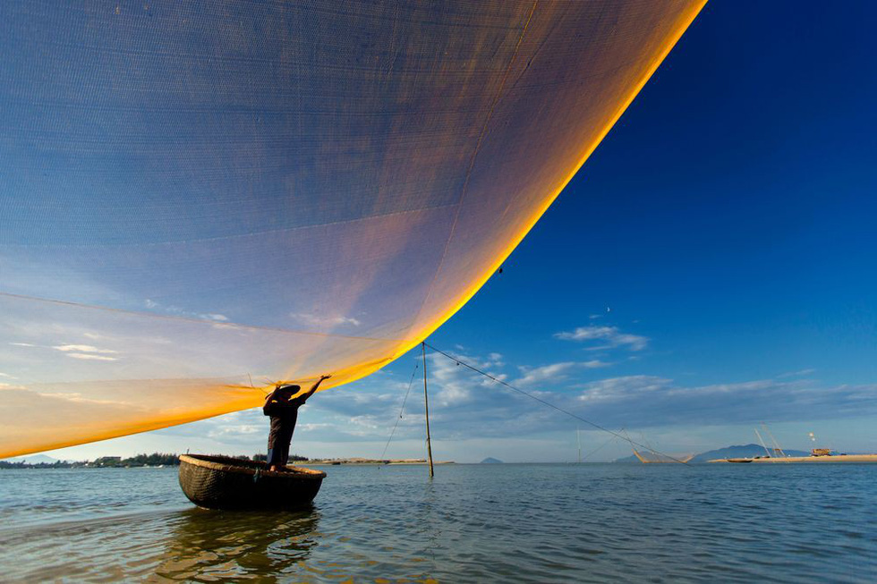 Catching fish in Vietnam. Photo: Quang Vu/Yourshot/National Geographic