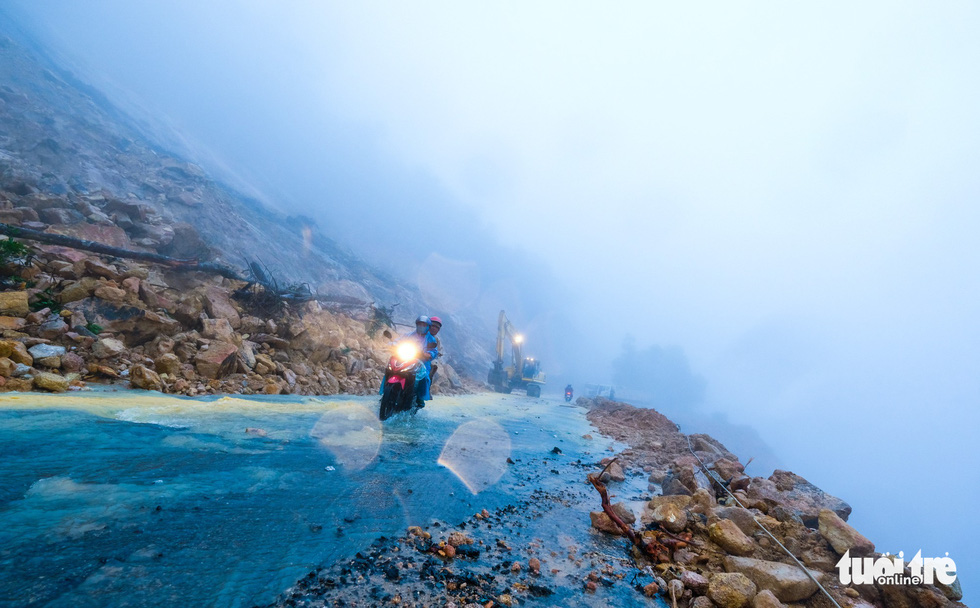 Commuters travel on Khanh Le Pass despite the mudslides. Photo: Tuoi Tre