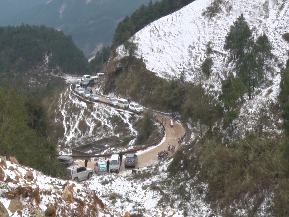 Vehicles fill a mountain pass leading to Mau Son tourist area. Photo: Tuoi Tre