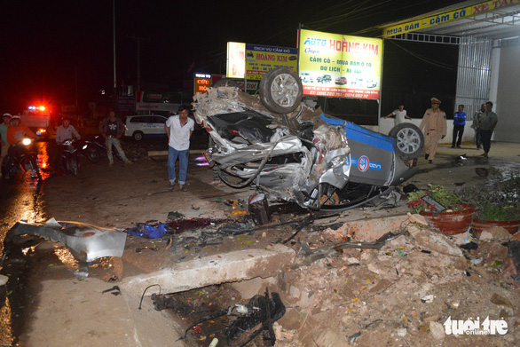 The taxi involved in an accident killing three passengers is seen on a pavement in Lam Dong Province, Vietnam’s Central Highlands, January 1, 2018. Photo: Tuoi Tre