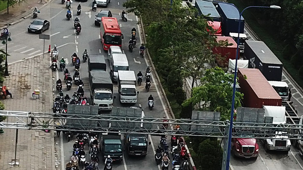 A combined lane on Mai Chi Tho Street in District 2, Ho Chi Minh City. Photo: Tuoi Tre