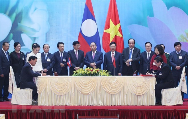 Delegates of the meeting witness the signing of cooperation agreements. Photo: Vietnam News Agency