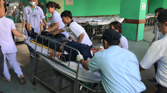 A victim is rushed to the Da Nang General Hospital. Photo: Tuoi Tre