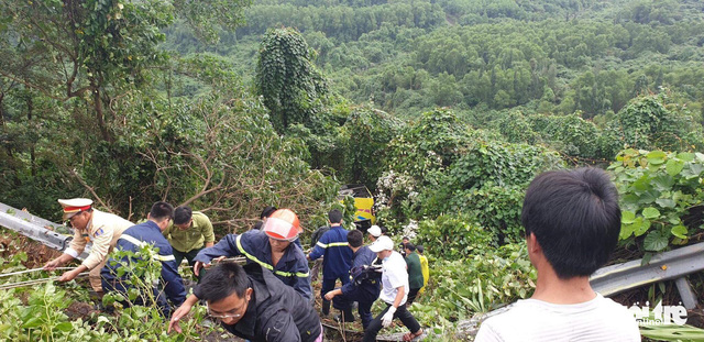 Rescuers work to bring victims to the ground. Photo: Tuoi Tre