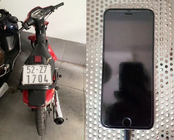 The suspects motorbike and the victim’s smartphone are confiscated by officers. Photo: Tuoi Tre