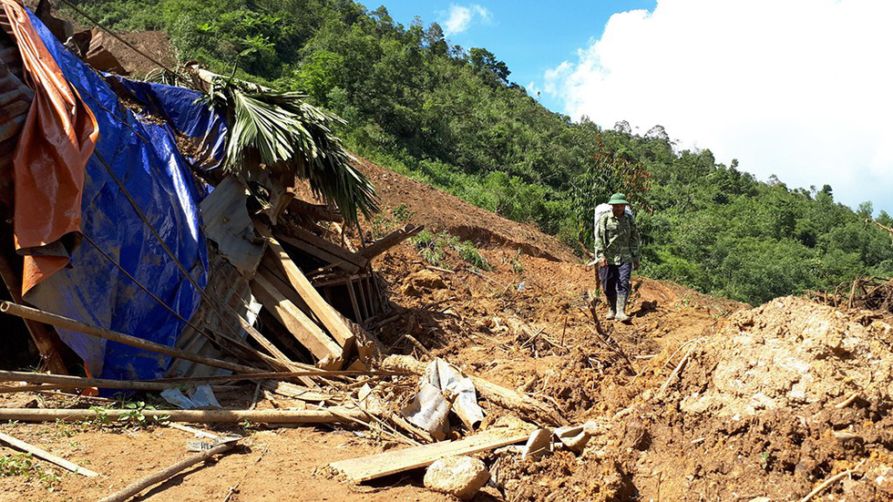A man walks near a house destroyed by a landslide in Quang Nam Province, central Vietnam, November 6, 2017. Photo: Tuoi Tre