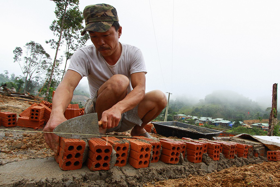 A man lays bricks to build a shop in Khe Chu Valley in Quang Nam Province, central Vietnam. Photo: Tuoi Tre