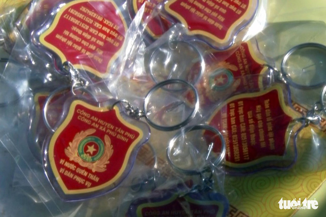 Emergency hotline keychains to be handed to residents by a police bureau in Dong Nai Province, southern Vietnam. Photo: Tuoi Tre