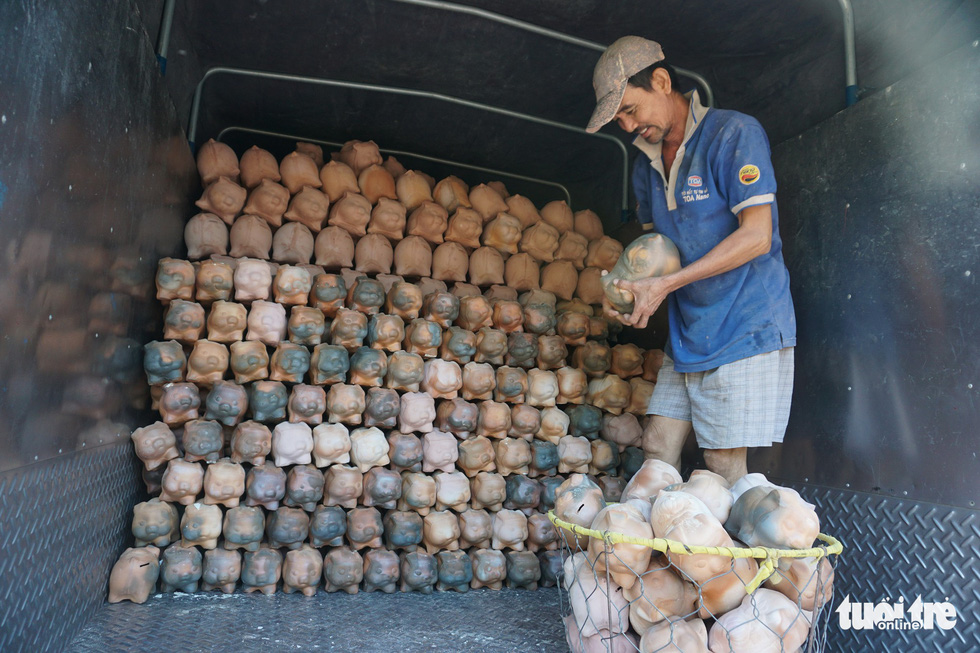 A man stacks ceramic piggy banks on a truck before they are transported to another place for decoration in Binh Duong Province, southern Vietnam. Photo: Tuoi Tre