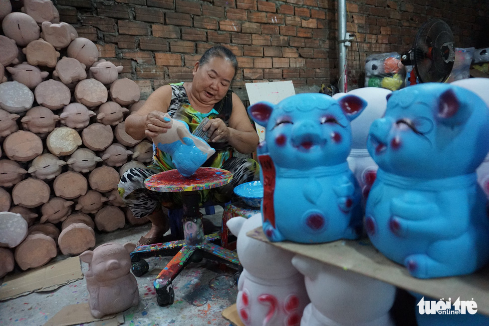 A woman paints a piggy bank in Binh Duong Province, southern Vietnam. Photo: Tuoi Tre