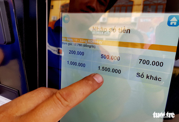 A customer flicks on atouch screens installed right at a pump at a Petrolimex gas station in Phu Nhuan District, Ho Chi Minh City on January 15, 2019. Photo: Tuoi Tre