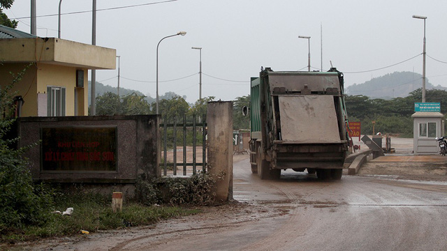A garbage truck was able to enter the treatment plant on the afternoon of January 14, 2019. Photo: Tuoi Tre