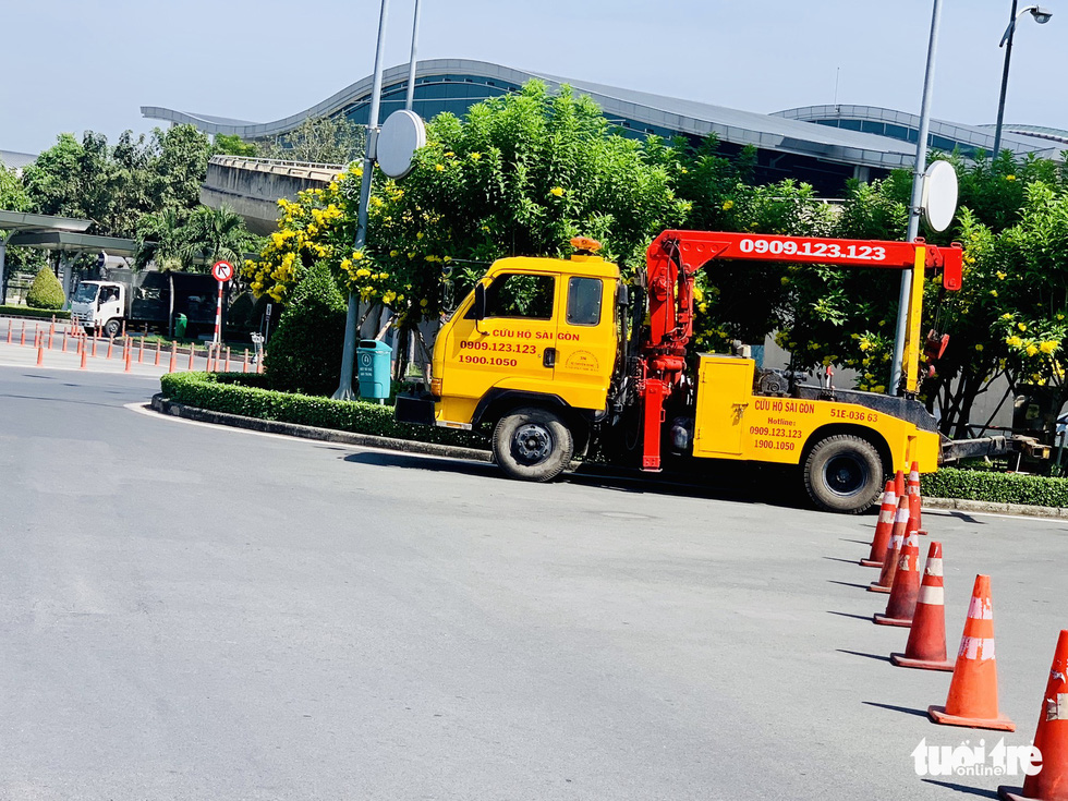 A truck crane is moved to Tan Son Nhat International Airport in Ho Chi Minh City on January 22, 2019. Photo: Cong Trung / Tuoi Tre