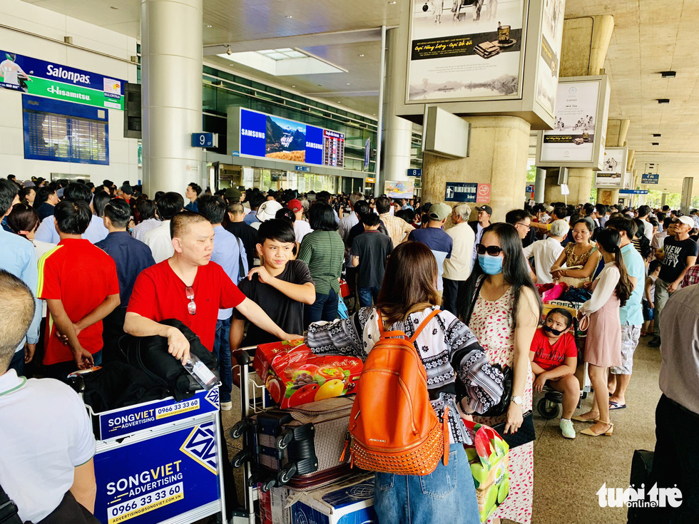 A crowd of people wait for overseas Vietnamese relatives at Tan Son Nhat International Airport in Ho Chi Minh City on January 22, 2019. Photo: Cong Trung / Tuoi Tre