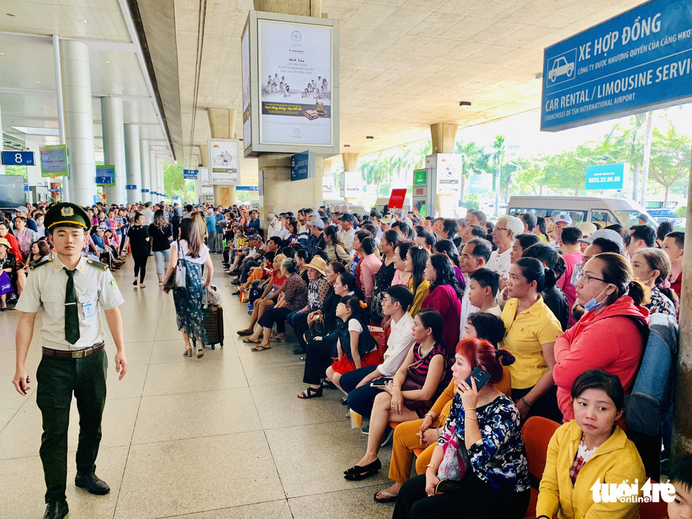 A security officer oversees a crowd of people waiting for overseas Vietnamese relatives at Tan Son Nhat International Airport in Ho Chi Minh City on January 22, 2019. Photo: Cong Trung / Tuoi Tre