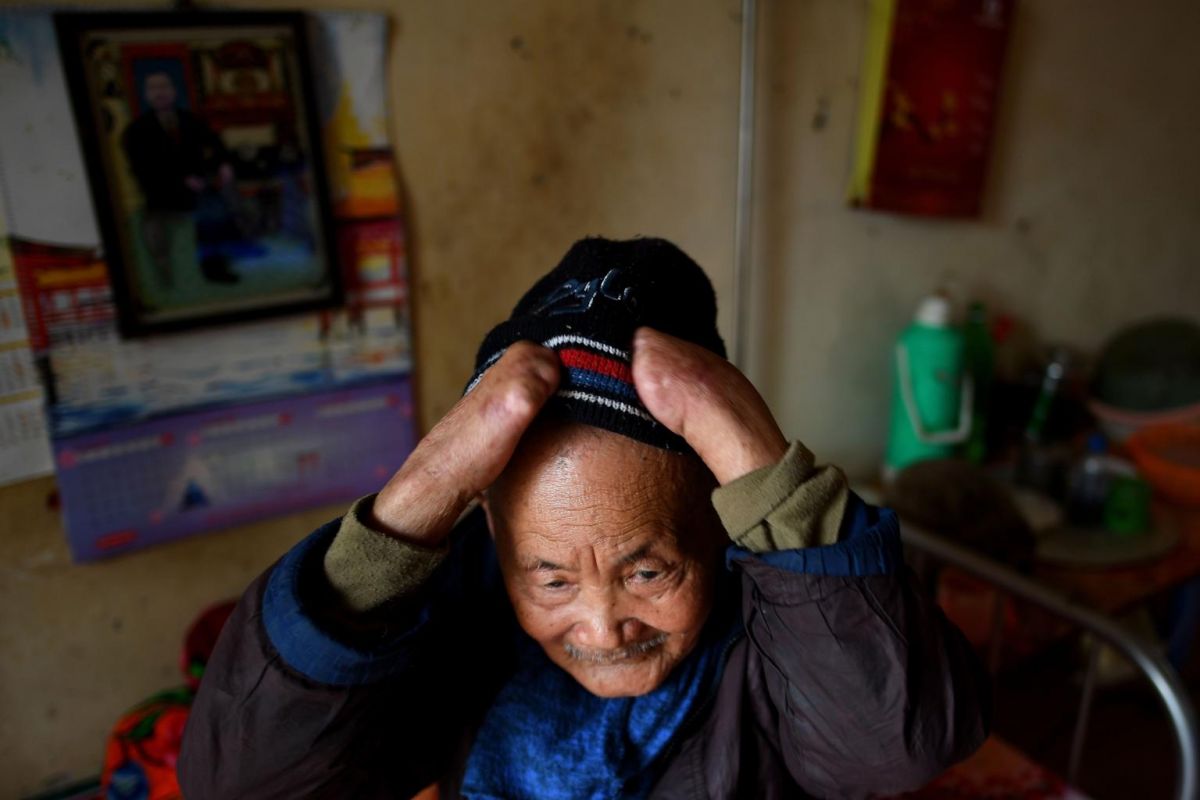 Leprosy patient Nguyen Quang Chieu, 85, puts on his wool cap at Van Mon Leprosy Hospice on Jan 20, 2019. Photo: AFP