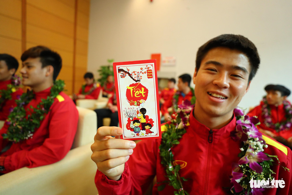 Vietnamese players receive ‘lucky money’ from Minister of Sports Nguyen Ngoc Thien. Photo: Nguyen Khanh / Tuoi Tre