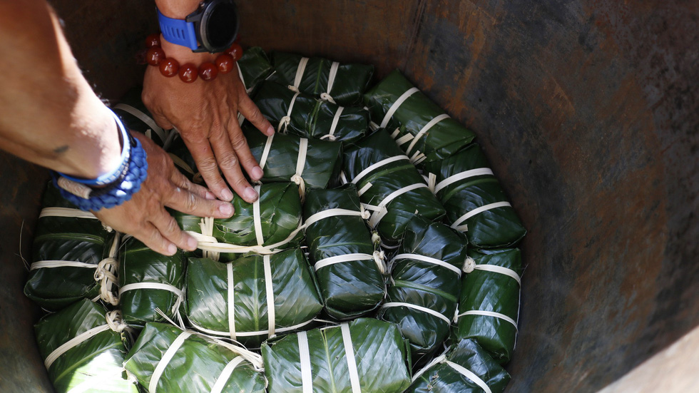Banh chung are seen inside a pot. Photo: Ngoc Phuong & Linh To / Tuoi Tre