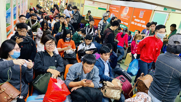 Passengers wait for their coaches to depart at the bus station. Photo: Cong Trung / Tuoi Tre