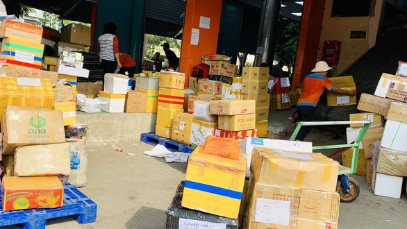 Countless parcels are pictured at Mien Dong Bus Station. Photo: Cong Trung / Tuoi Tre