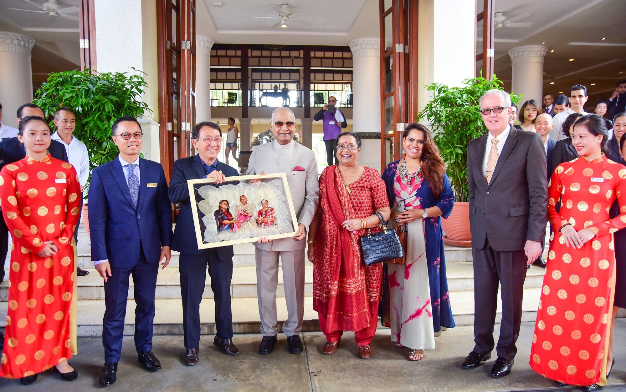 Indian State President Ram Nath Kovind (fourth left) receives an leaf skeleton artwork made by Le Nguyen Vy, during his visit to Vietnam in November 2018. Photo: Doan Nhan / Tuoi Tre