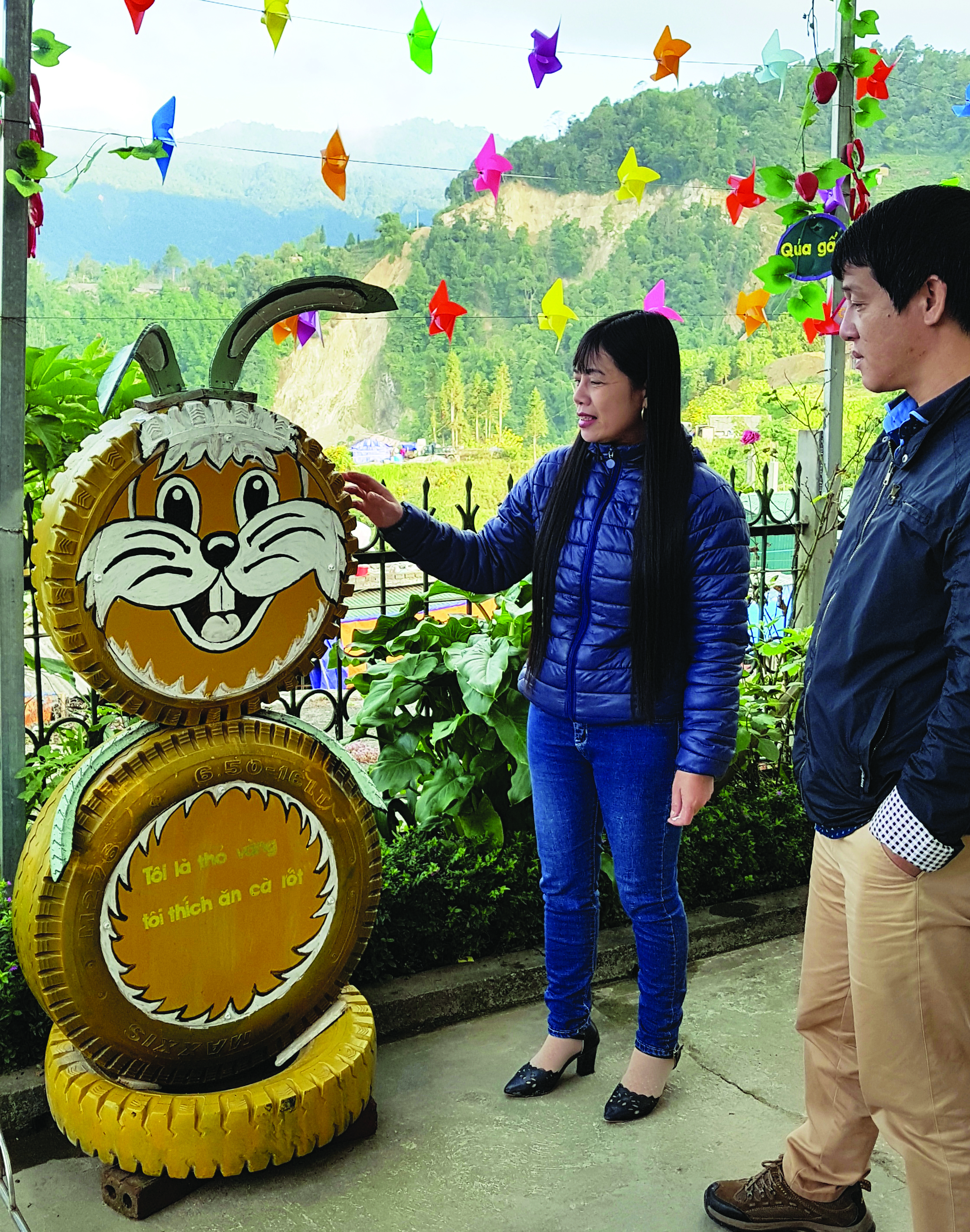 Pham Bach Ngoc introduces a rabbit made of old tires at the ‘recycling zoo’ within the Si Lo Lau Kindergarten. Photo: Chi Tue / Tuoi Tre 