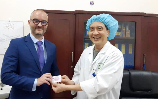 Trinh Hong Son, director of the National Coordination Centre for Organ Transplantation, gives an organ donation card to Mourez Thomas, attaché of medical cooperation and social development of the French Embassy in Vietnam. Photo: National Coordination Centre for Organ Transplantation