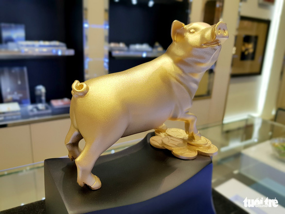 This imported gold-plated pig statue is worth VND11 million (US$471.91). Photo: Ngoc Hien / Tuoi Tre