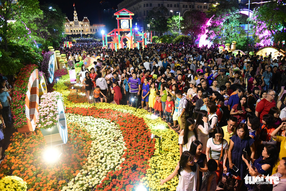 Visitors crowd the Nguyen Hue Street Flower in Ho Chi Minh City, February 2, 2019. Photo: Quang Dinh / Tuoi Tre