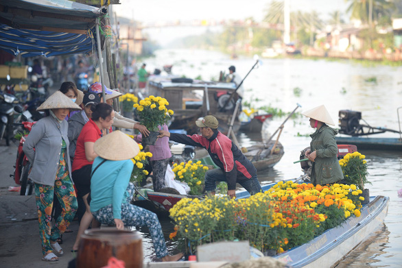 People buy flowers at the Nga Nam Market. Photo: T.T.D. / Tuoi Tre