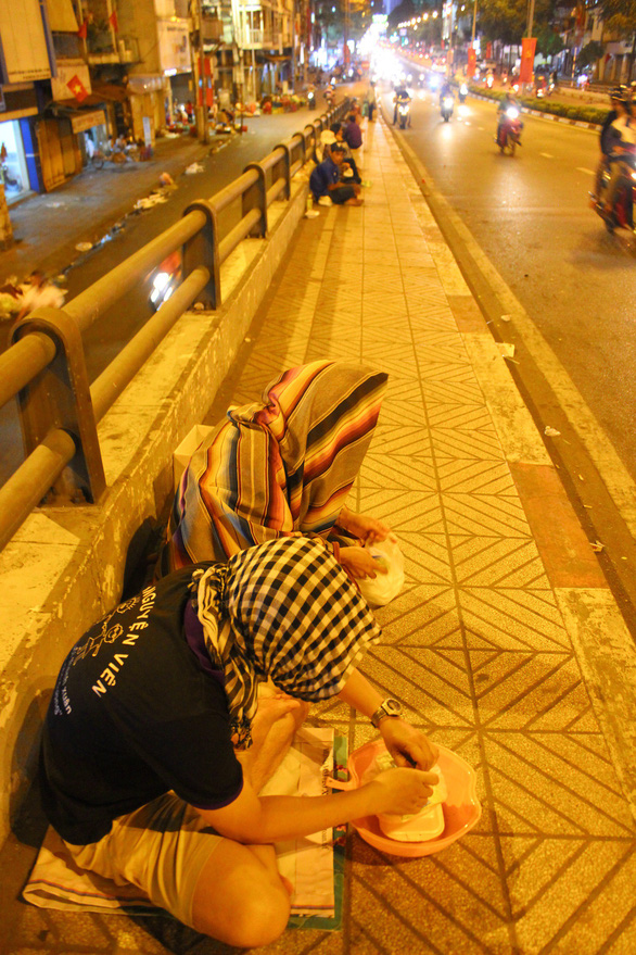 After begging for a while, Toan and Phuong are given steamed buns. Photo: My Lang / Tuoi Tre