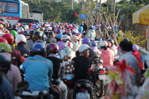 Vehicles travel at snail-pace along the route. Photo: Mau Truong / Tuoi Tre