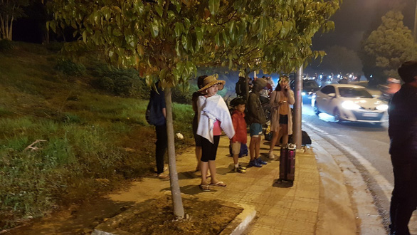 A group of tourists is unable to catch a taxi in Da Lat. Photo: Khac Tuan / Tuoi Tre