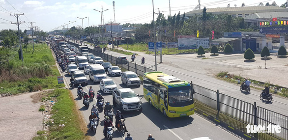 A traffic jam occurs on the road leading to My Thuan Bridge in Vietnam’s Mekong Delta on February 11, 2019. Photo: Chi Quoc / Tuoi Tre