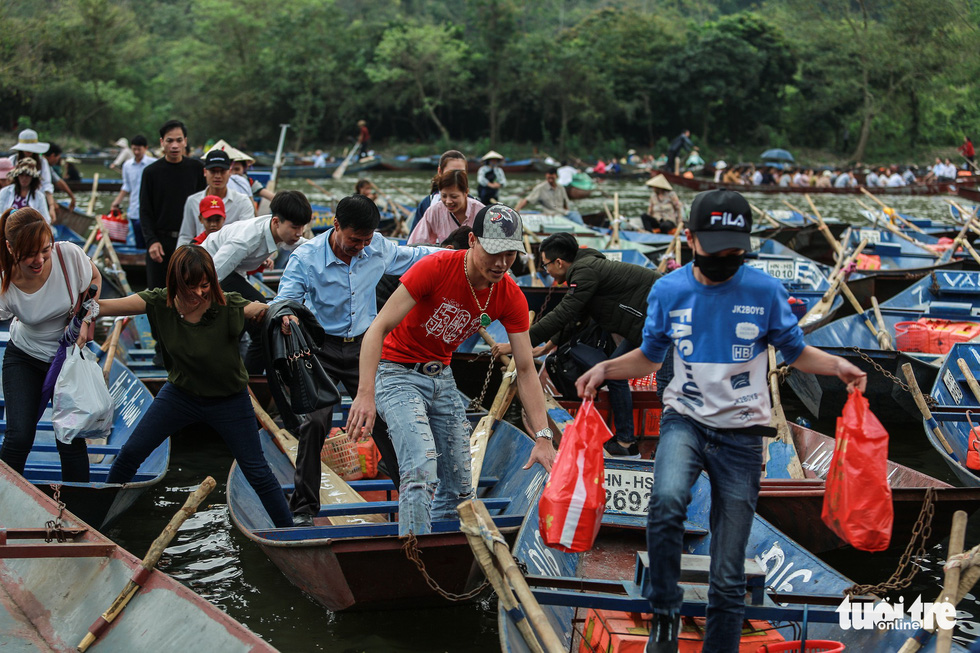 Visitors disembark canoes used for transporting them to the Huong Pagoda in rural Hanoi on February 10, 2019. Photo: Nam Tran / Tuoi Tre