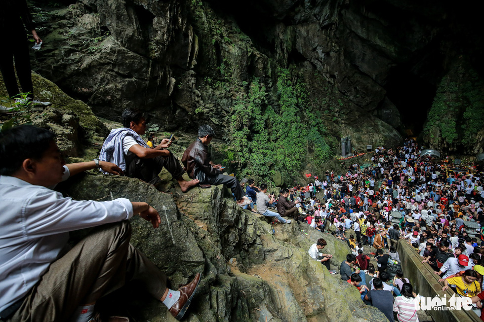 A sea of people visit the Huong Tich Cave in rural Hanoi on February 10, 2019. Photo: Nam Tran / Tuoi Tre