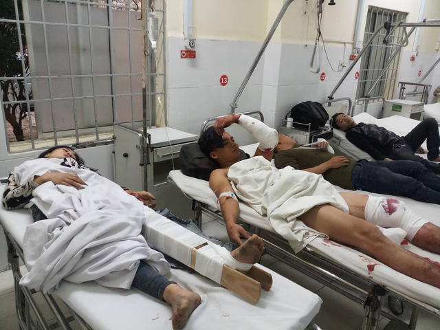 Injured passengers lie in beds at a hospital in Khanh Hoa Province, southcentral Vietnam, February 14, 2019. Photo: Thanh Truc / Tuoi Tre