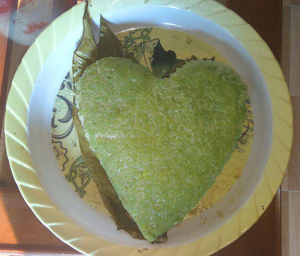 A photo of a heart-shaped banh chung as a gift for Valentine’s Day is widely shared on social networks.