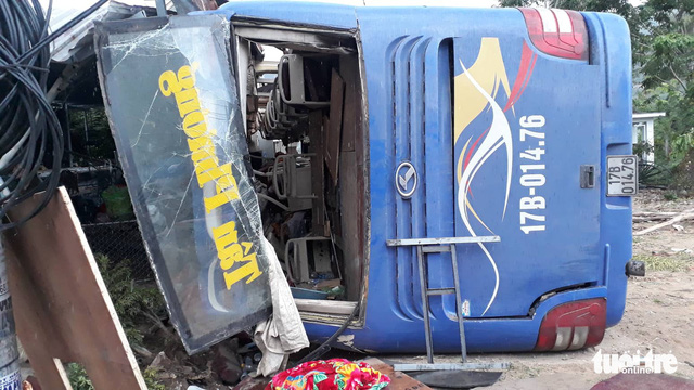 Passenger bus with burst tire slams into house in Nha Trang | Tuoi Tre News