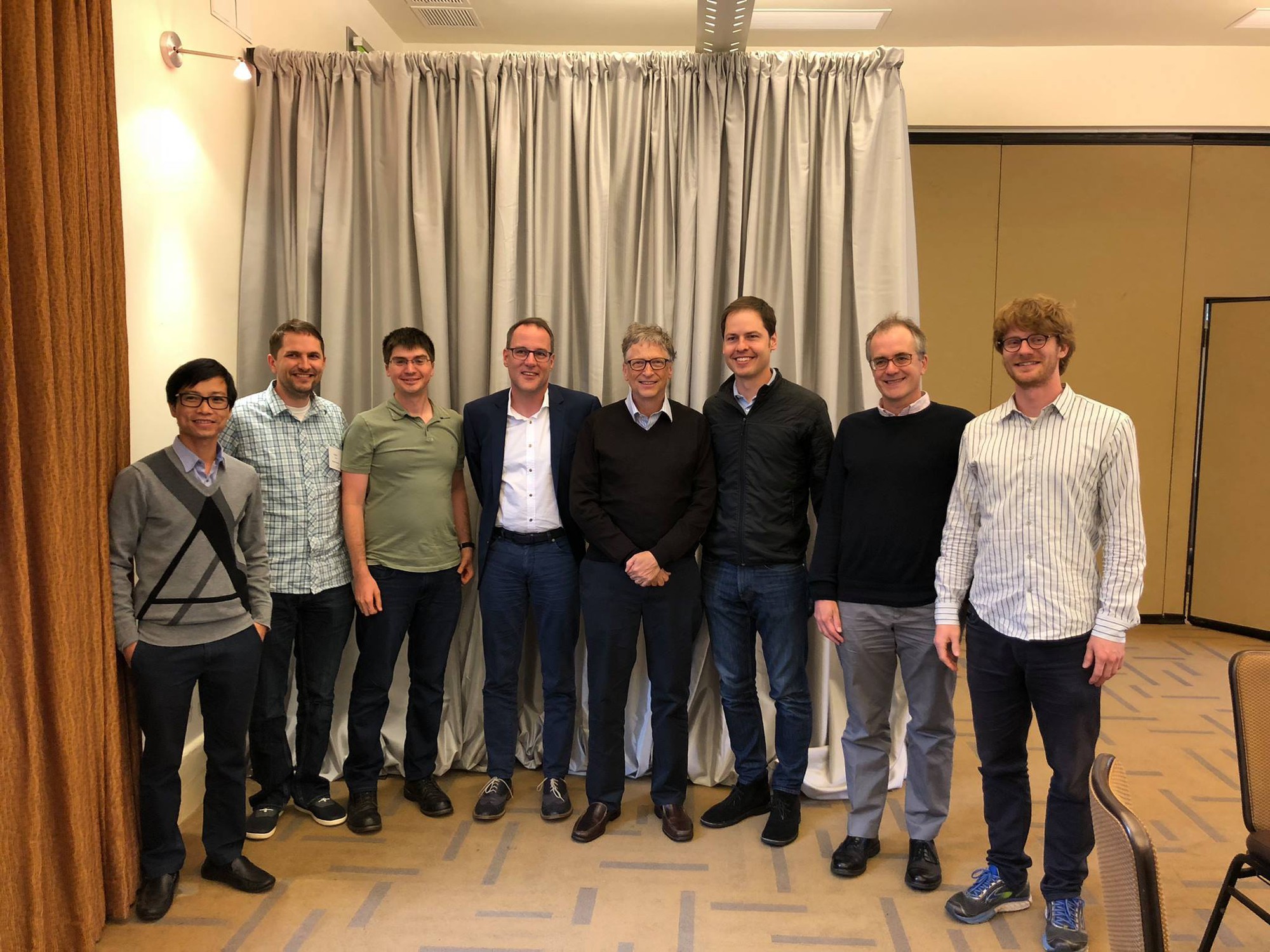 Le Viet Quoc (first left) poses for a picture with Bill Gates and AI experts.