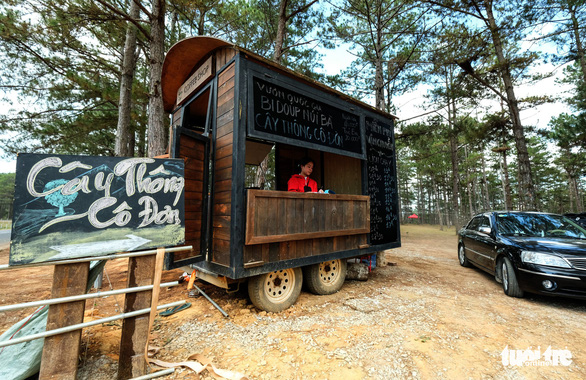 A ticket booth is set up on a trail leading to the tourist site. Photo: Mai Vinh / Tuoi Tre
