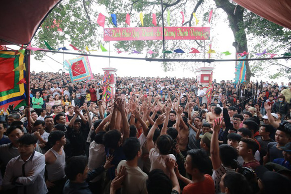 A large crowd is seen in front of the temple. Photo: Nam Tran / Tuoi Tre