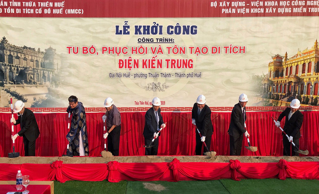 Officials perform a groundbreaking ceremony to inaugurate the rebuilding of the Kien Trung Palace in the Forbidden City in Hue. Photo: Thanh Binh / Tuoi Tre