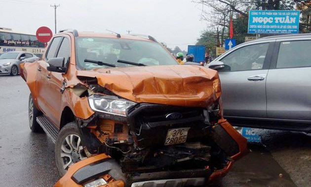 The pickup truck is damaged after the collision. Photo: Thanh Hoa traffic police