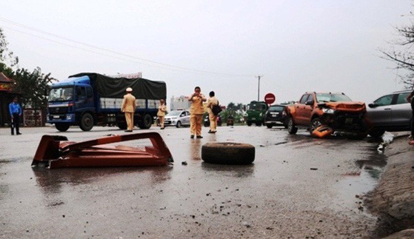1 dead, 7 injured in pile-up crash in north-central Vietnam