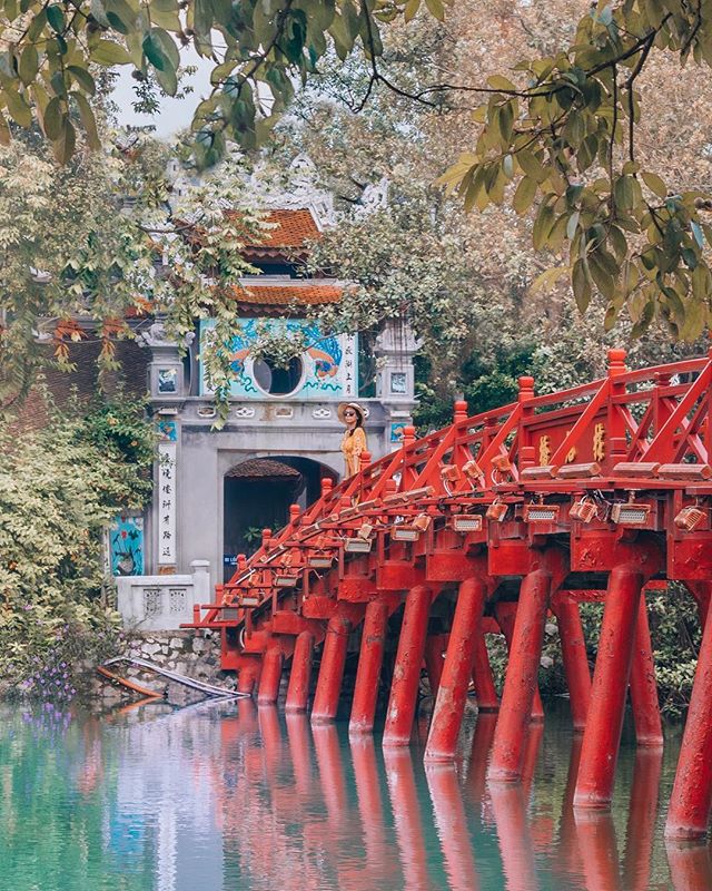 American bloggers enchant Instagrammers with colorful photos of Vietnam