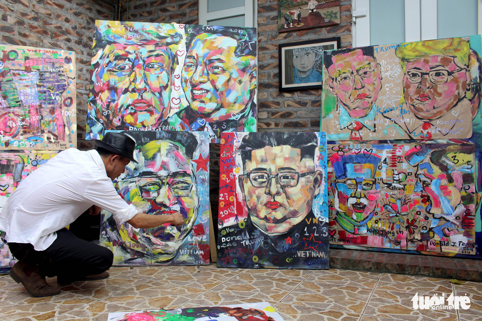 Binh creates the pieces with acrylic paint and uses only bright colors. Photo: Chi Tue / Tuoi Tre