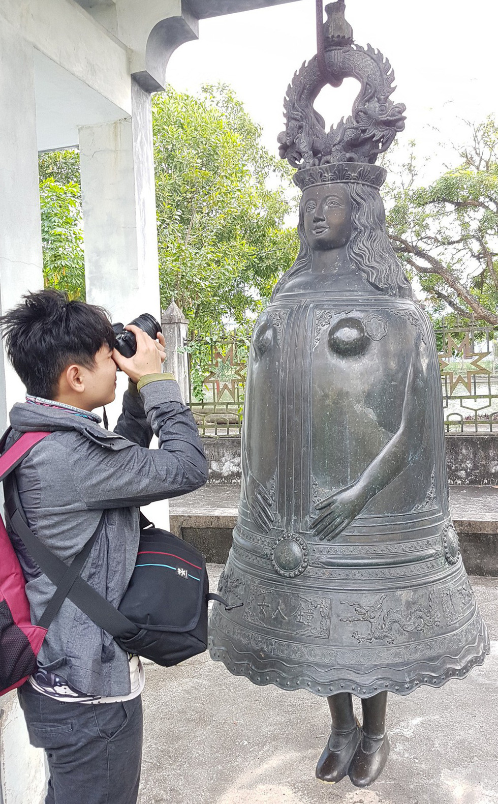 A man takes pictures of the ‘female bell’ at the Bui Chu Diocese in Nam Dinh Province, northern Vietnam. Photo: Thai Loc / Tuoi Tre
