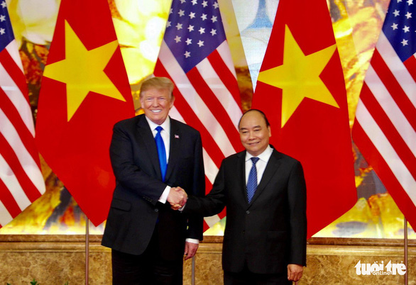 Vietnam's Prime Minister Nguyen Xuan Phuc (right) and U.S. President Donald Trump shake hands in Hanoi, February 27, 2019. Photo: Nguyen Khanh / Tuoi Tre