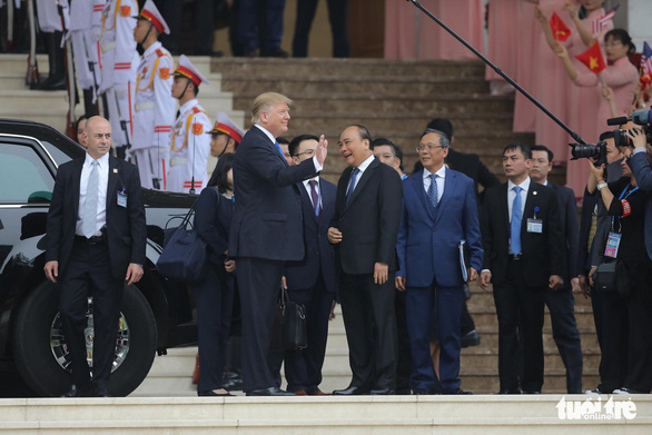 Prime Minister Nguyen Xuan Phuc welcomes President Donald Trump at the Government Office. Photo: Viet Dung / Tuoi Tre